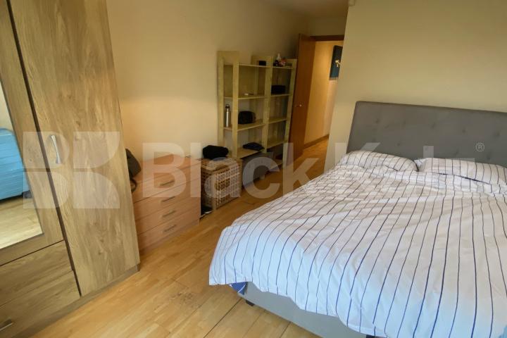 Larger than average (754 Sq.Ft.) with private roof terrace Totterdown Street, Tooting Broadway